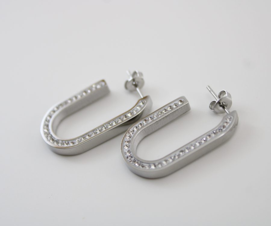 עגילים נופלים בשילוב שיבוץ צדדי