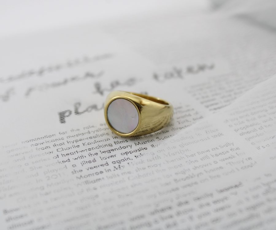 טבעת חותם מוזהבת בשילוב אבן שיש