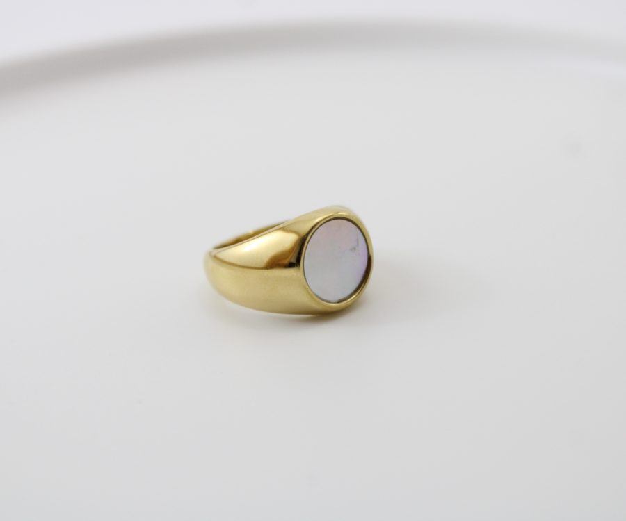 טבעת חותם מוזהבת בשילוב אבן שיש