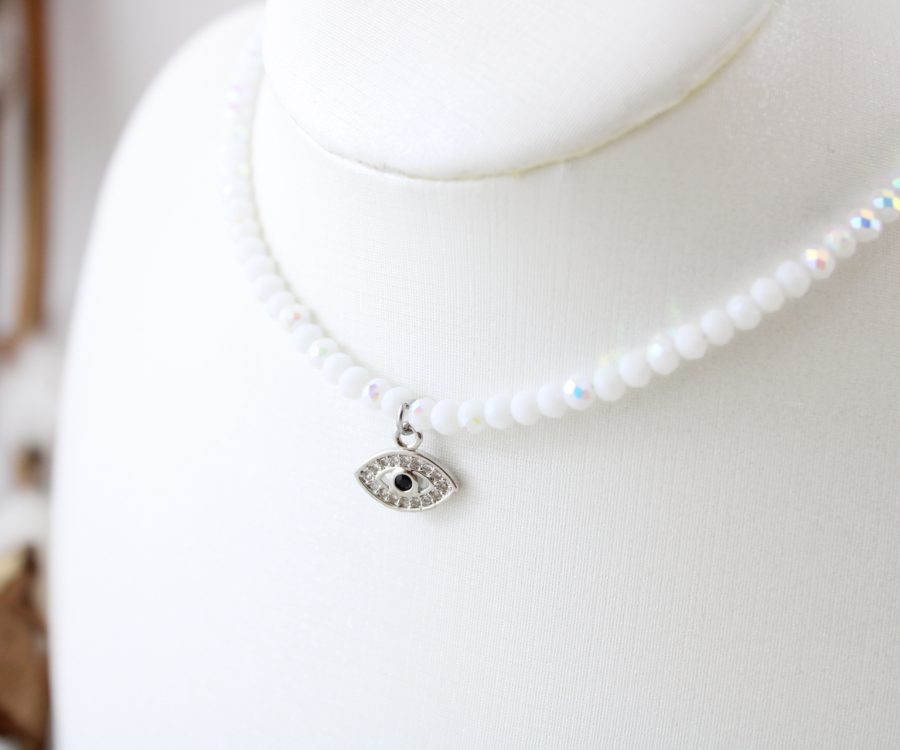 שרשרת קריסטלים לבנים בשילוב עין עם נקודה שחורה