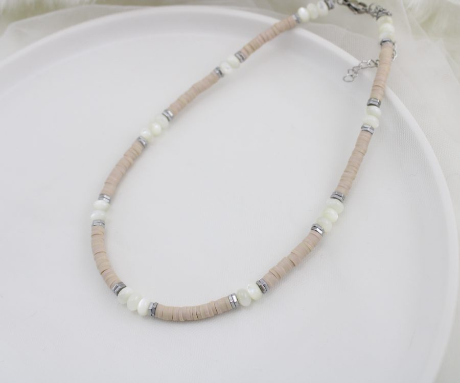 שרשרת מעוצבת דיסקיות סיליקון בז׳ בשילוב חרוזי צדפה