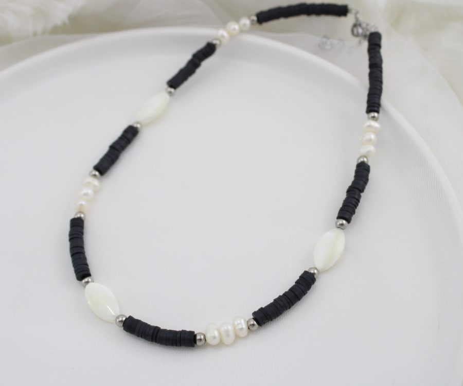 שרשרת מעוצבת דיסקיות סיליקון שחורות בשילוב פנינים עגולות ושטוחות