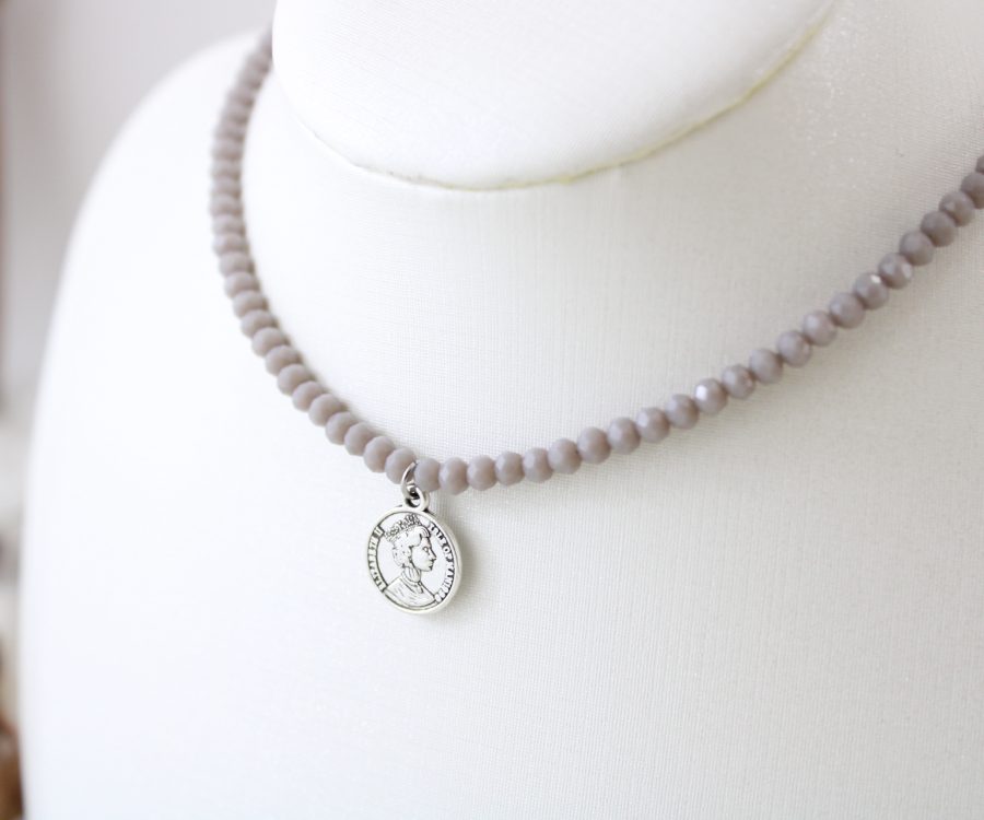 שרשרת קריסטלים סגול כהה בשילוב מטבע