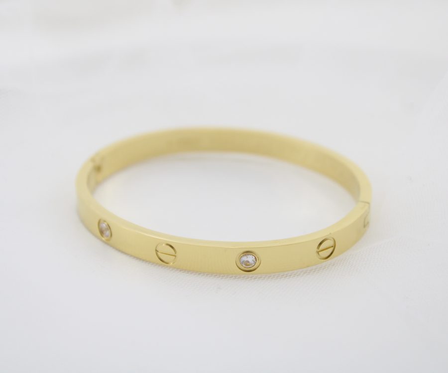 צמיד קשיח מוזהב בשילוב חריטות וזרקונים