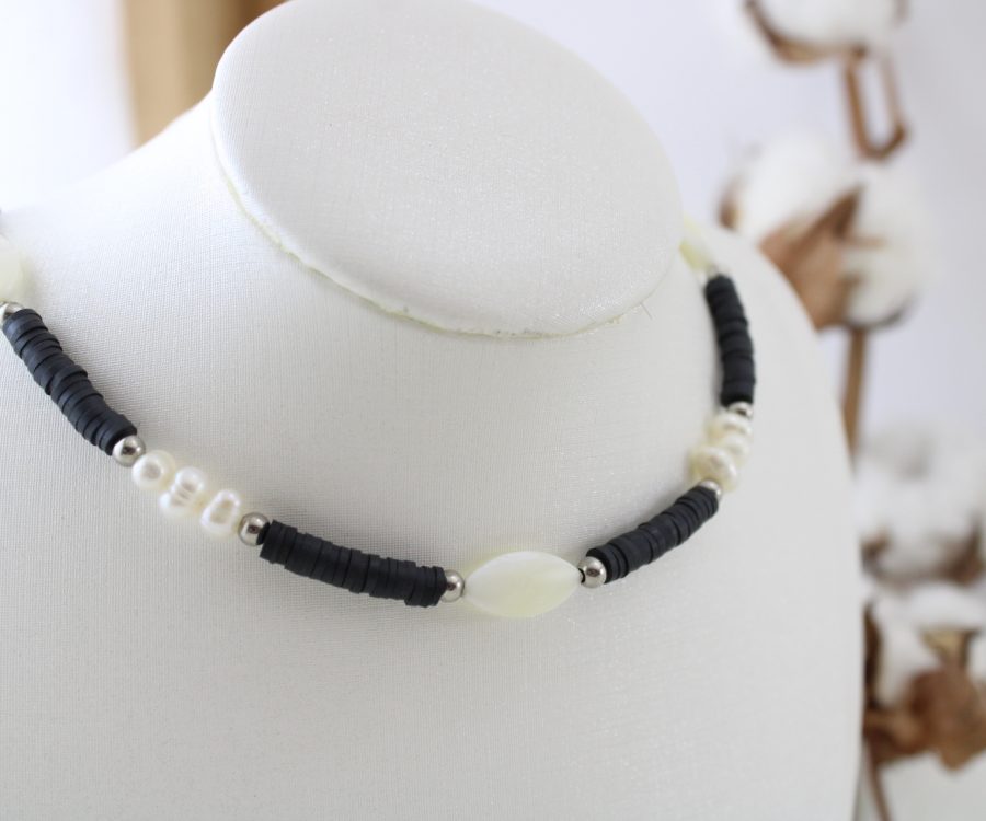 שרשרת מעוצבת דיסקיות סיליקון שחורות בשילוב פנינים עגולות ושטוחות