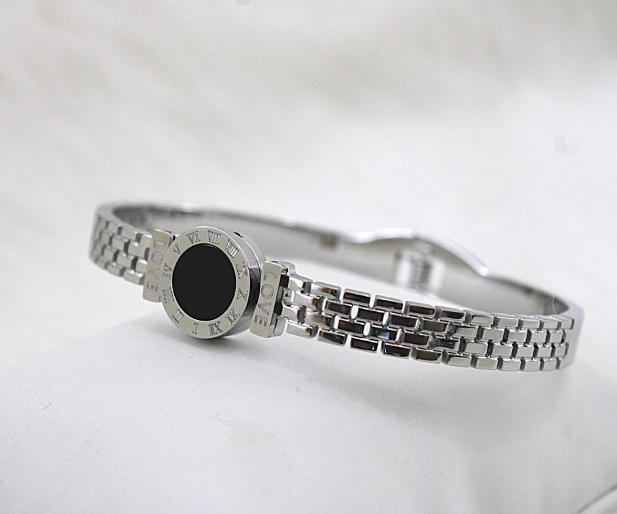 צמיד קשיח בשילוב אבן שחורה