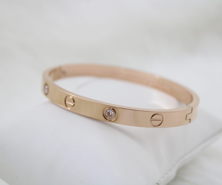 צמיד קשיח רוז גולד חריטות וזרקונים