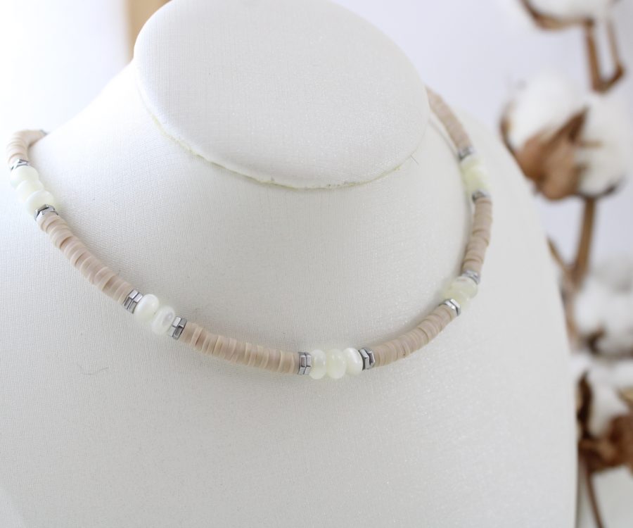 שרשרת מעוצבת דיסקיות סיליקון בז׳ בשילוב חרוזי צדפה