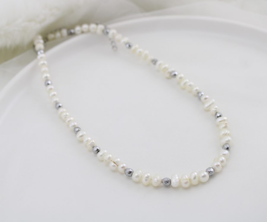 שרשרת מעוצבת פנינים עגולות והמטייט