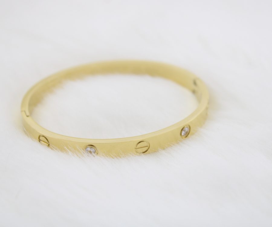 צמיד קשיח מוזהב בשילוב חריטות וזרקונים