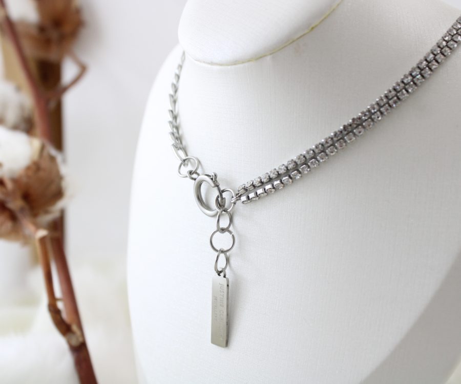 שרשרת גורמט מעוצבת חצי חצי בשילוב אלמנט מרובע נופל