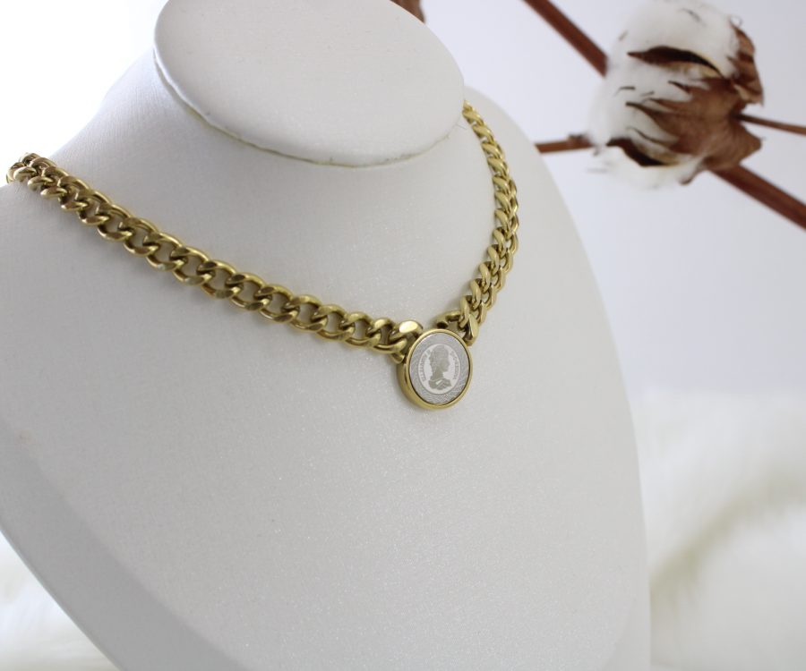 שרשרת גורמט מוזהבת ומטבע