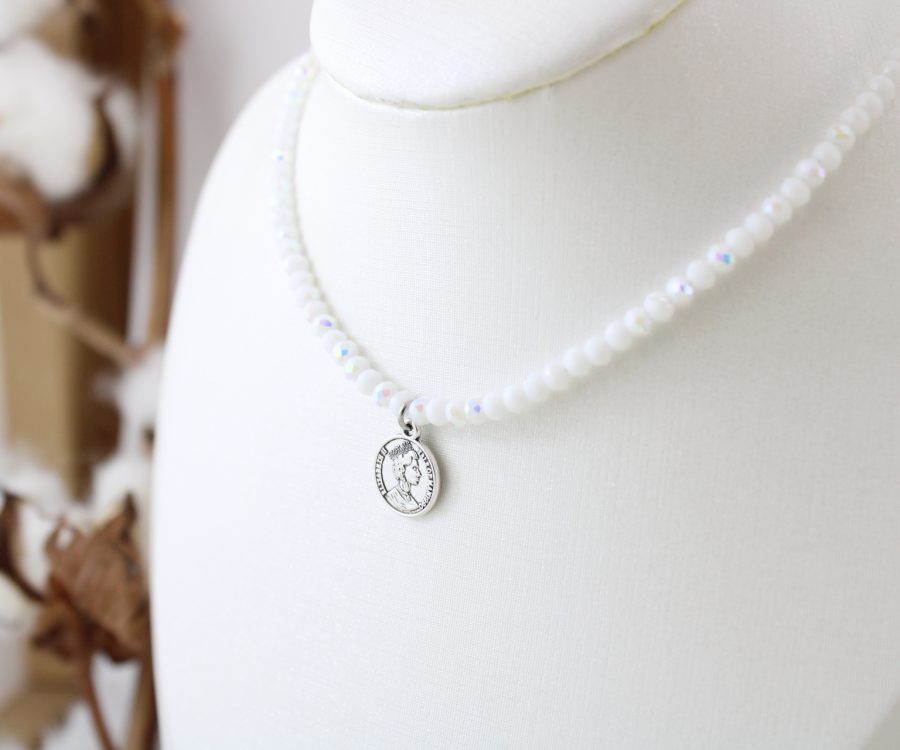 שרשרת קריסטלים לבנים בשילוב מטבע