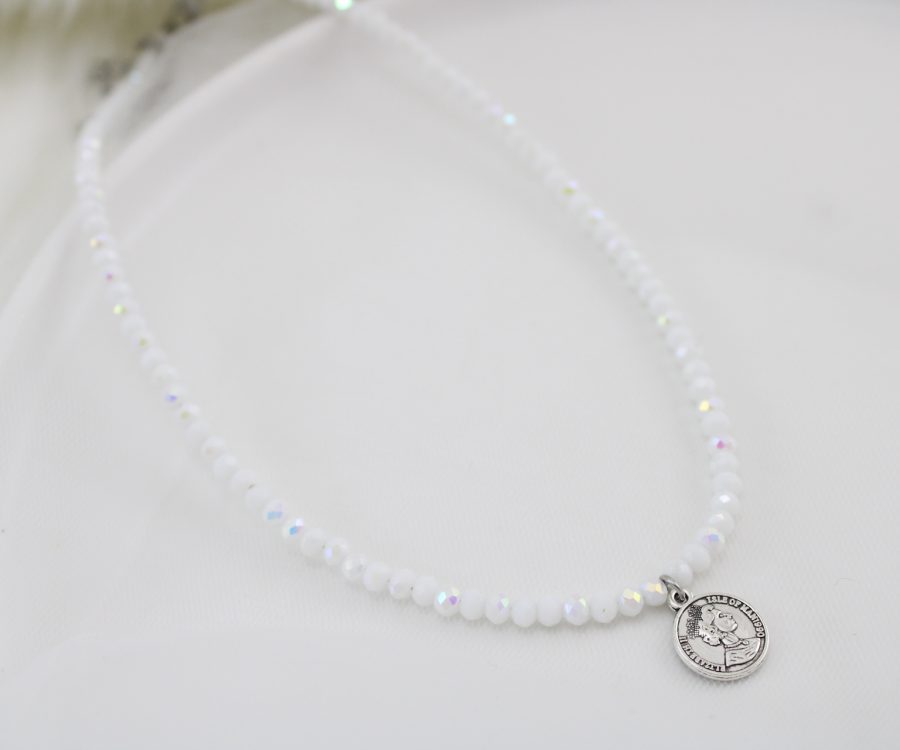 שרשרת קריסטלים לבנים בשילוב מטבע