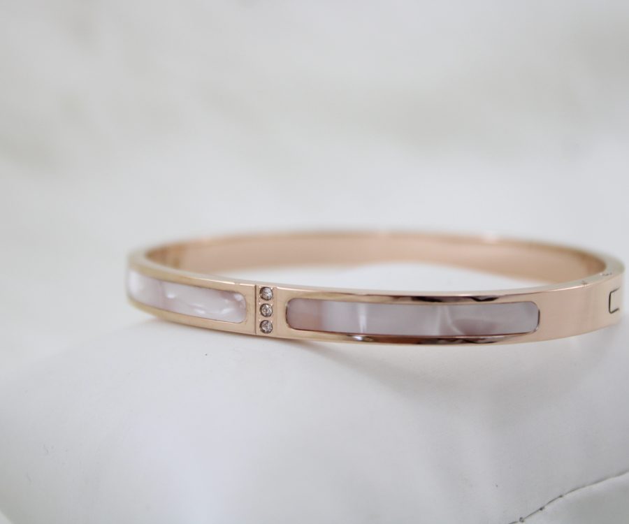 צמיד קשיח רוז גולד בשילוב צדף ו3 זרקונים במרכז