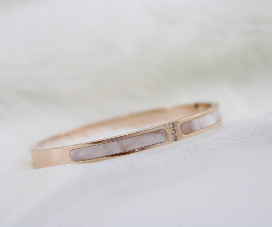 צמיד קשיח רוז גולד בשילוב צדף ו3 זרקונים במרכז