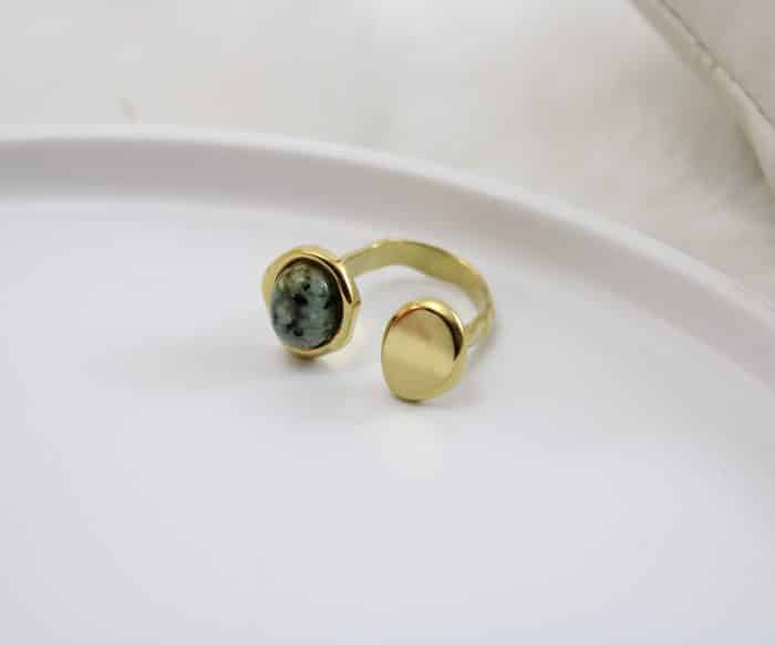 טבעת פתוחה בציפוי זהב בשילוב אבן ירוקה