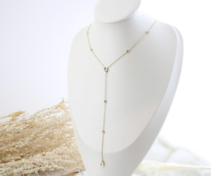 שרשרת טיפות נופלת בציפוי זהב