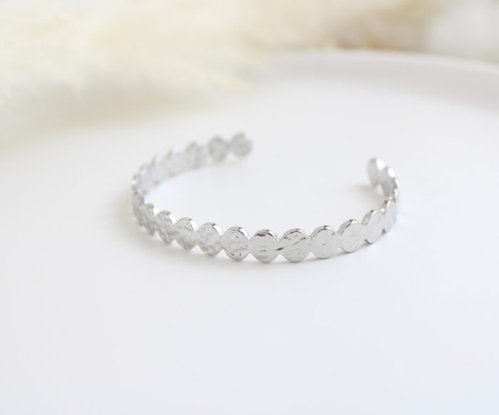 צמיד קשיח עיגולים מרוקעים