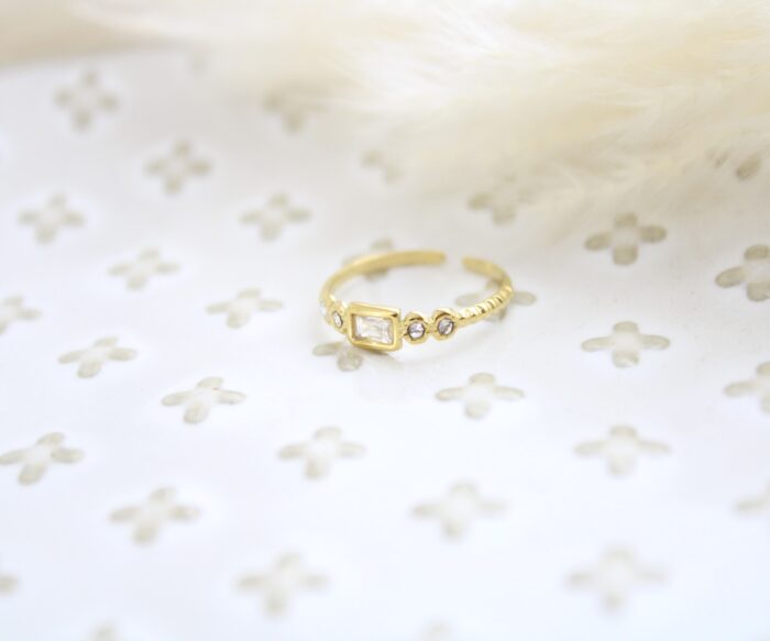 טבעת בשילוב אבן מלבנית קטנה בציפוי זהב