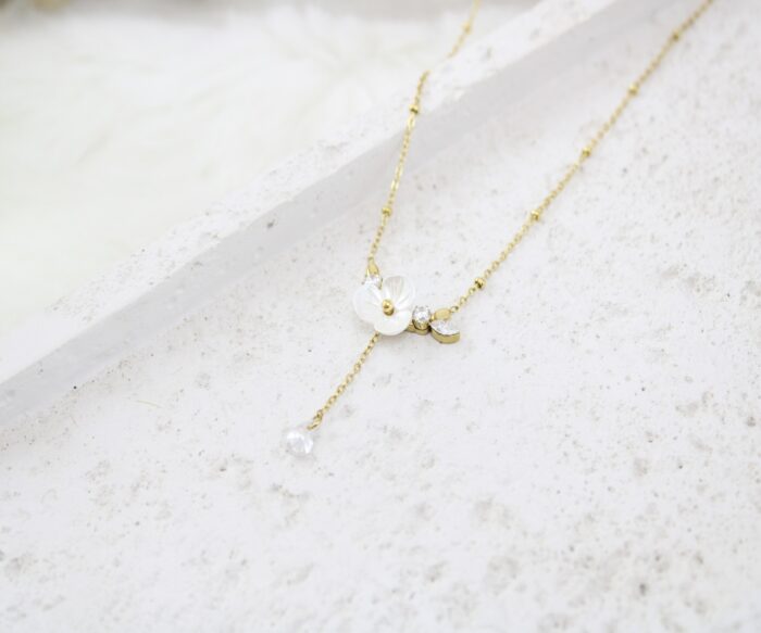 שרשרת פרח לבן מעוצבת בציפוי זהב