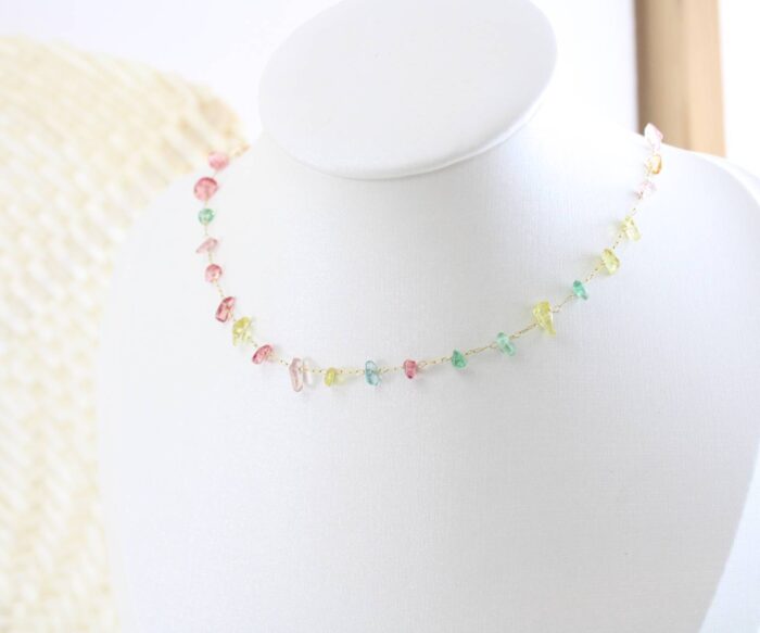 שרשרת אבנים צבעוניות בציפוי זהב