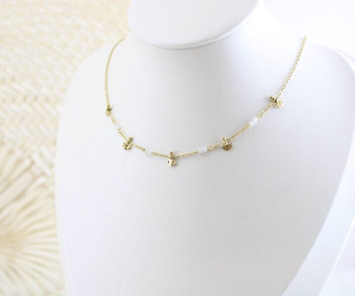 שרשרת מעוצבת בשילוב אבנים לבנות ואלמנטים בציפוי זהב