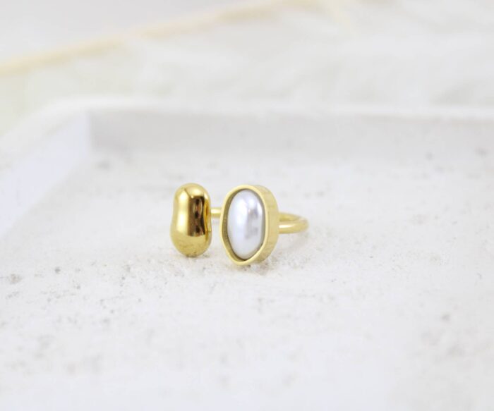 טבעת פתוחה בשילוב פנינה ציפוי זהב