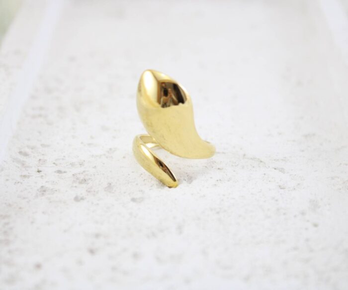 טבעת גדולה מעוצבת בציפוי זהב