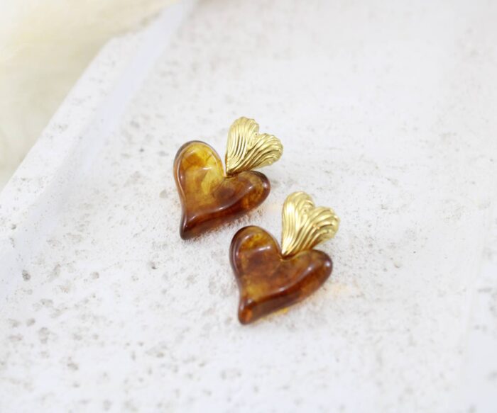 עגילי לב אמבר מעוצבים בציפוי זהב