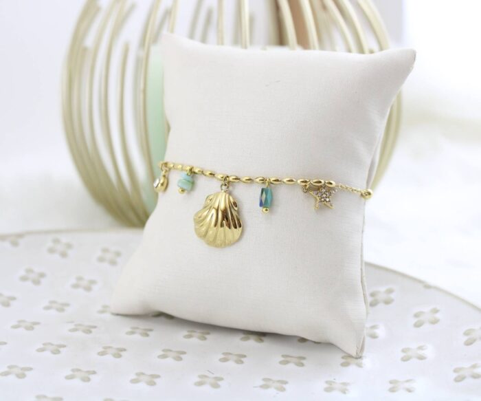 צמיד צדף ואבנים בציפוי זהב