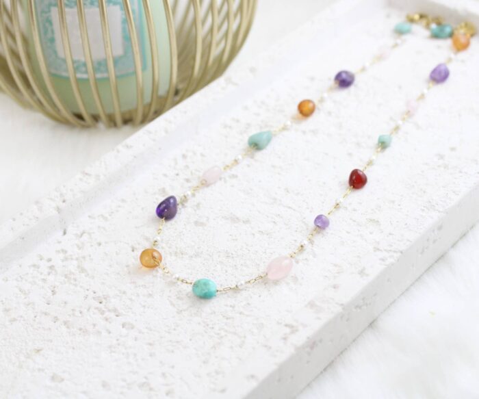 שרשרת אבנים צבעוניות