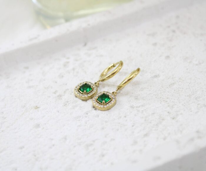 עגילי חישוק זרקון ירוק משובץ בציפוי זהב