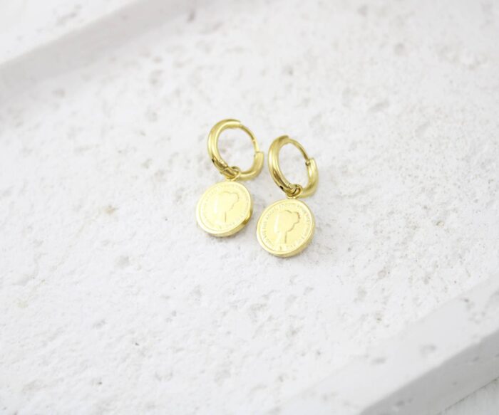 עגילי חישוק קטנים בשילוב מטבע