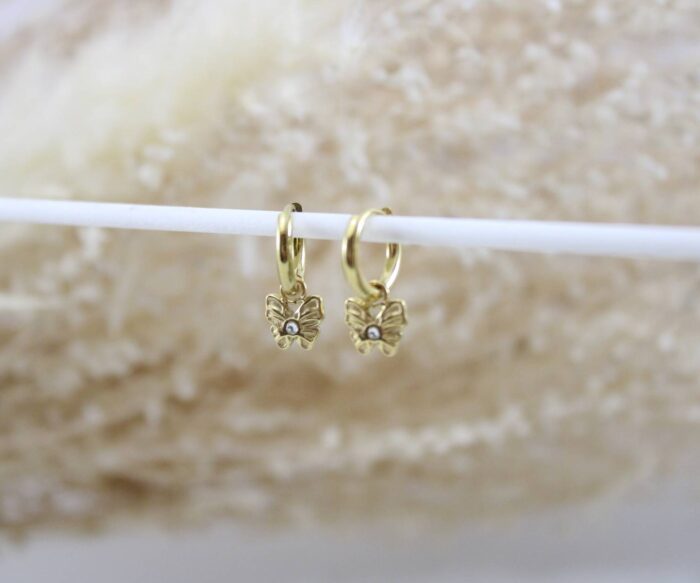 עגילי חישוק קטנים בשילוב פרפר