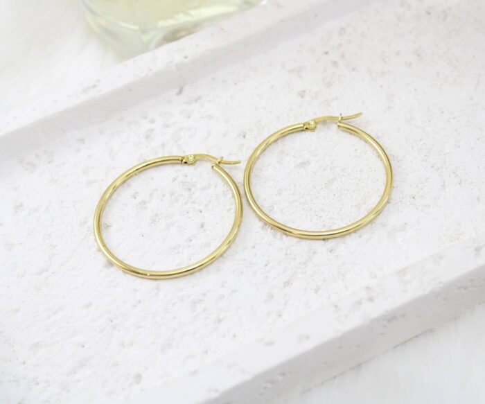 עגילי חישוק בינוניים 40 מ״מ בציפוי זהב