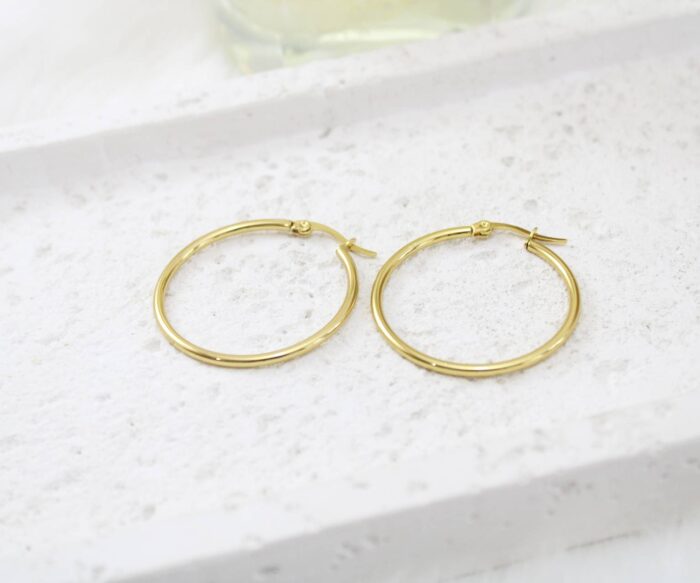 עגילי חישוק בינוניים 30 מ״מ בציפוי זהב