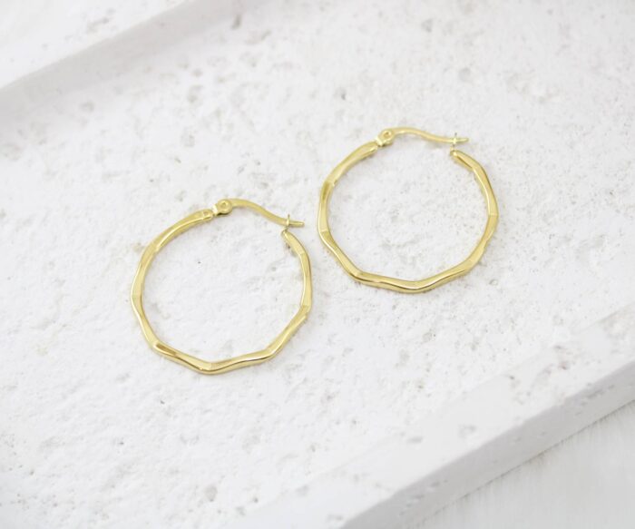 עגילי חישוק בינוניים מרוקעים 30 מ״מ בציפוי זהב