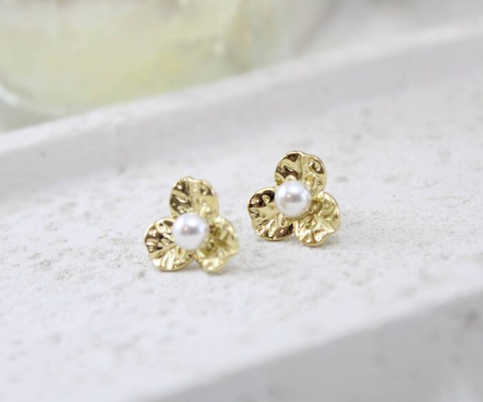 עגילי פרח ופנינה גדולים צמודים