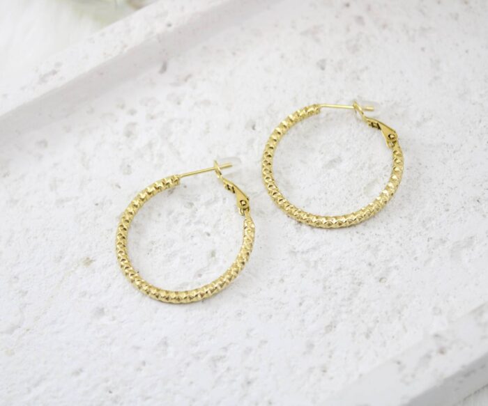 עגילי חישוק בינוניים מעוצבים