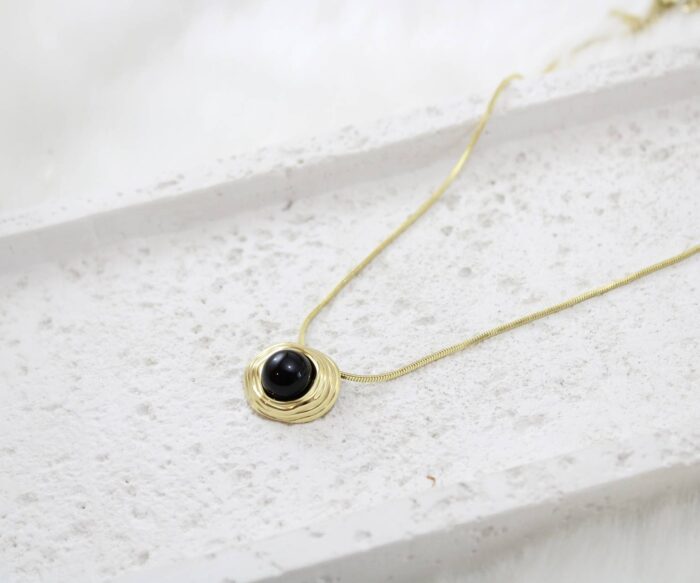 שרשרת מעוצבת בשילוב אבן שחורה בציפוי זהב