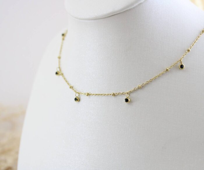 שרשרת בשילוב אבנים שחורות קטנות