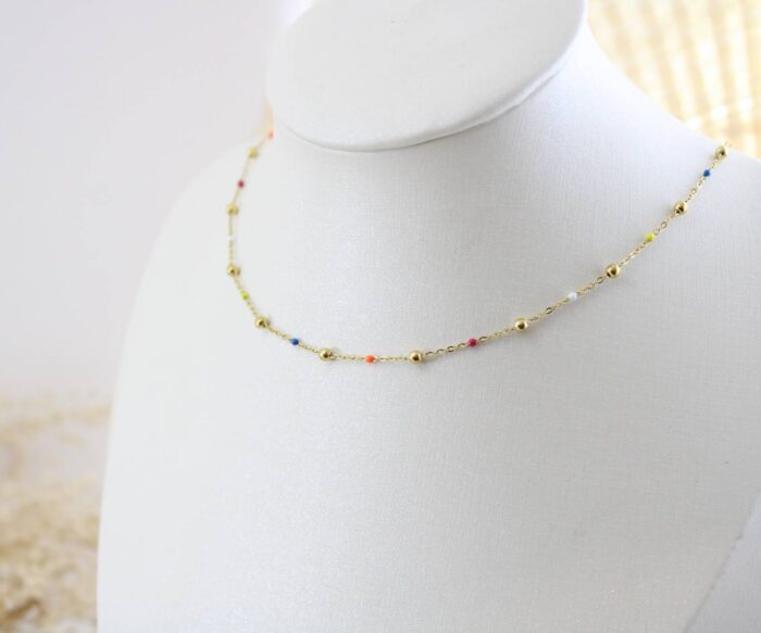 שרשרת אבנים צבעוניות בציפוי זהב
