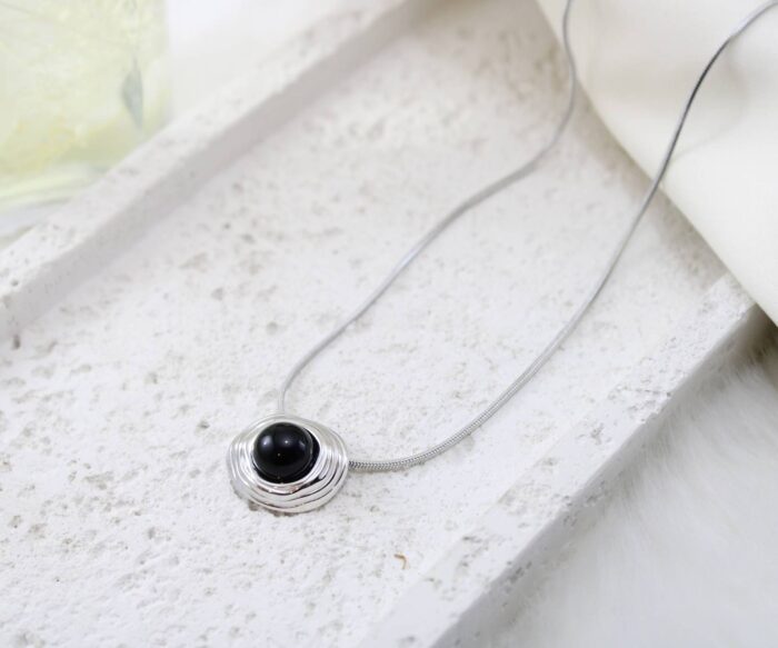 שרשרת בשילוב אבן שחורה