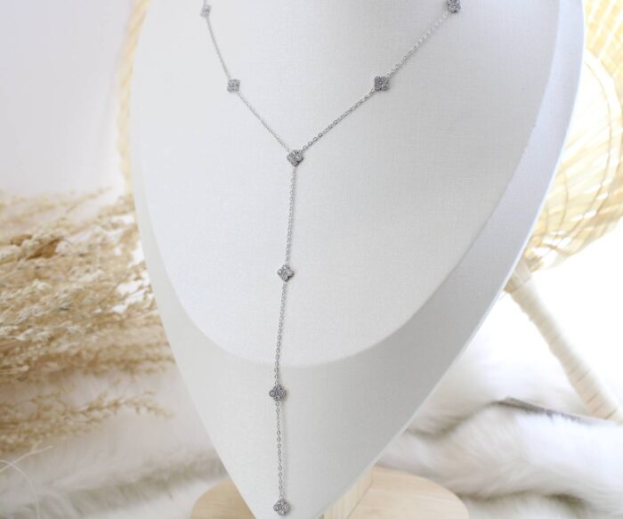 שרשרת פרחים משובצים נופלת