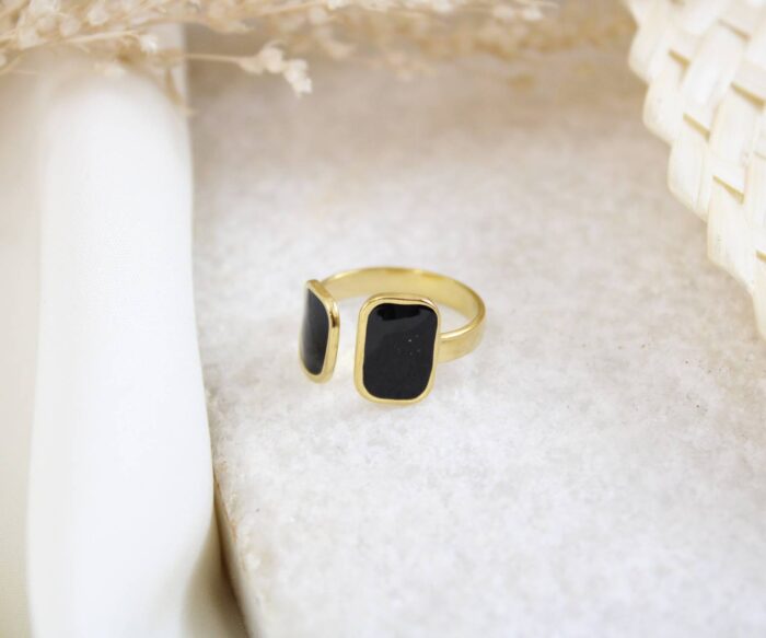 טבעת אבנים שחורות מלבניות