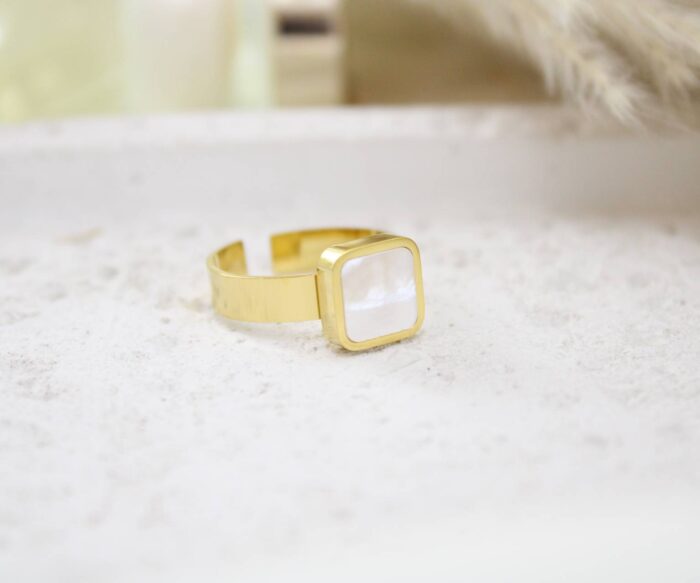 טבעת אבן לבנה מרובעת בציפוי זהב