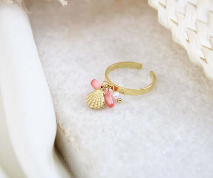 טבעת בשילוב צדף אבן ורודה ופנינה