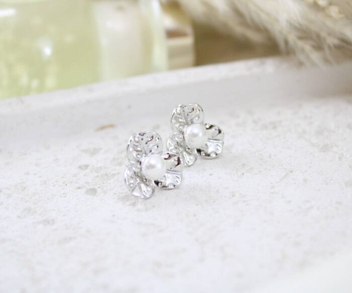 עגילים צמודים בשילוב פרח ופנינה עבים