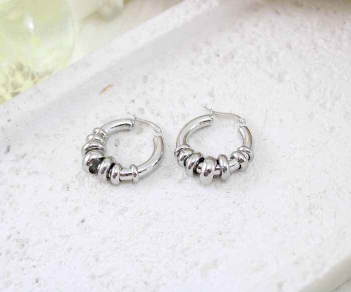 עגילי חישוק עבים בינוניים בשילוב אלמנטים